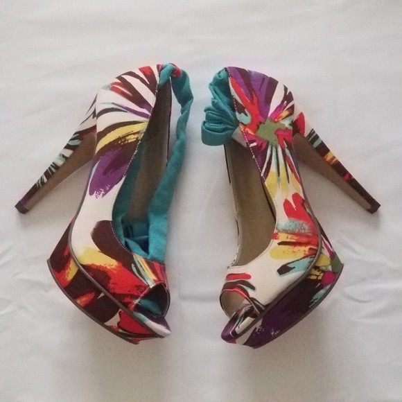 Michael Antonio Women's Floral Kaula Open Toe Pump - Picture 9 of 15